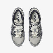 ASICS Gel-Nimbus 9 en mesh Oatmeal avec détails Indigo Fog et amorti GEL visible.