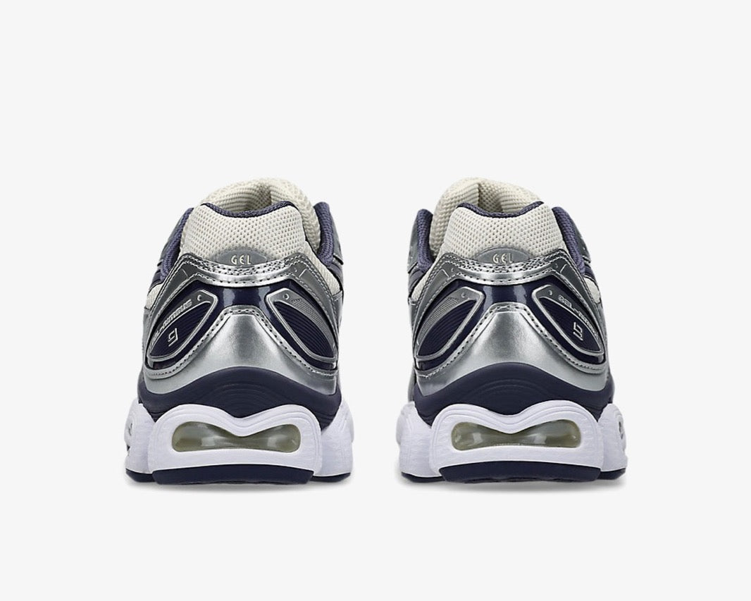 ASICS Gel-Nimbus 9 en mesh Oatmeal avec détails Indigo Fog et amorti GEL visible.