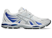 ASICS Gel-Sekiran White Lapis Lazuli Blue en mesh blanc avec détails bleu profond, amorti GEL et silhouette technique contemporaine.
