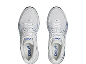 ASICS Gel-Sekiran White Lapis Lazuli Blue en mesh blanc avec détails bleu profond, amorti GEL et silhouette technique contemporaine.