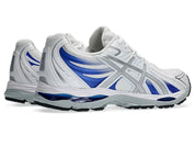 ASICS Gel-Sekiran White Lapis Lazuli Blue en mesh blanc avec détails bleu profond, amorti GEL et silhouette technique contemporaine.