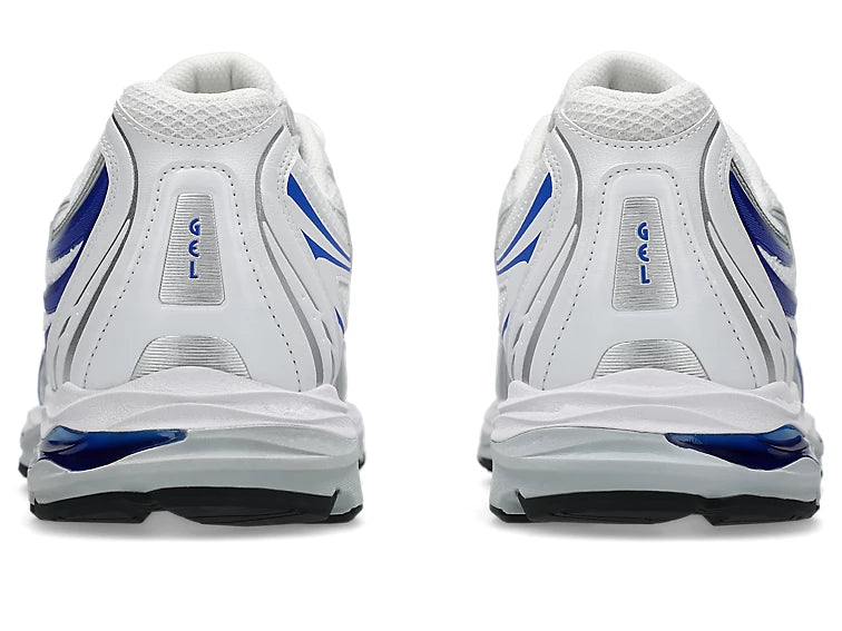 ASICS Gel-Sekiran White Lapis Lazuli Blue en mesh blanc avec détails bleu profond, amorti GEL et silhouette technique contemporaine.
