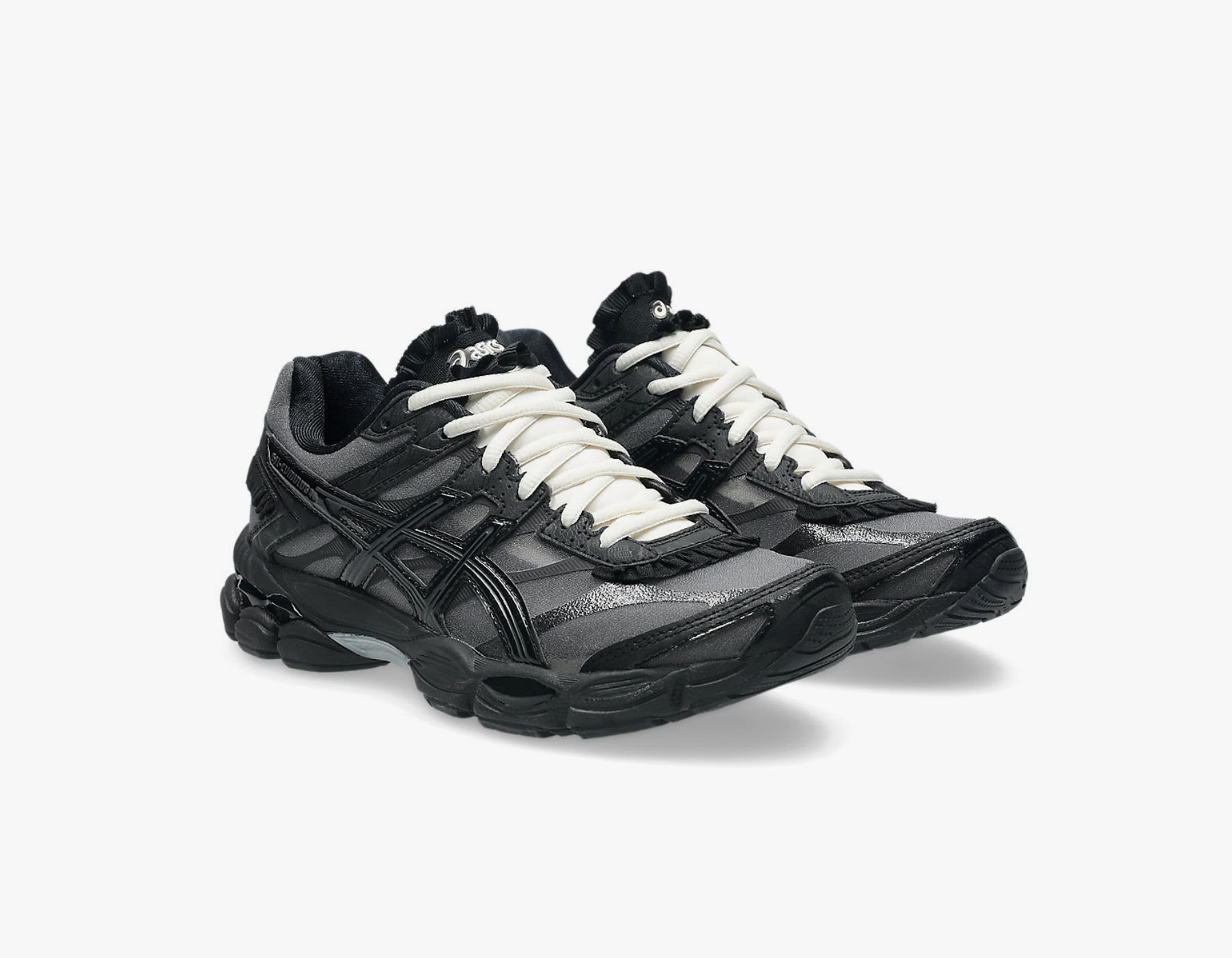 Sneaker ASICS Gel-Cumulus 16 Griff Black White en mesh noir et blanc avec amorti GEL et silhouette rétro-running technique.