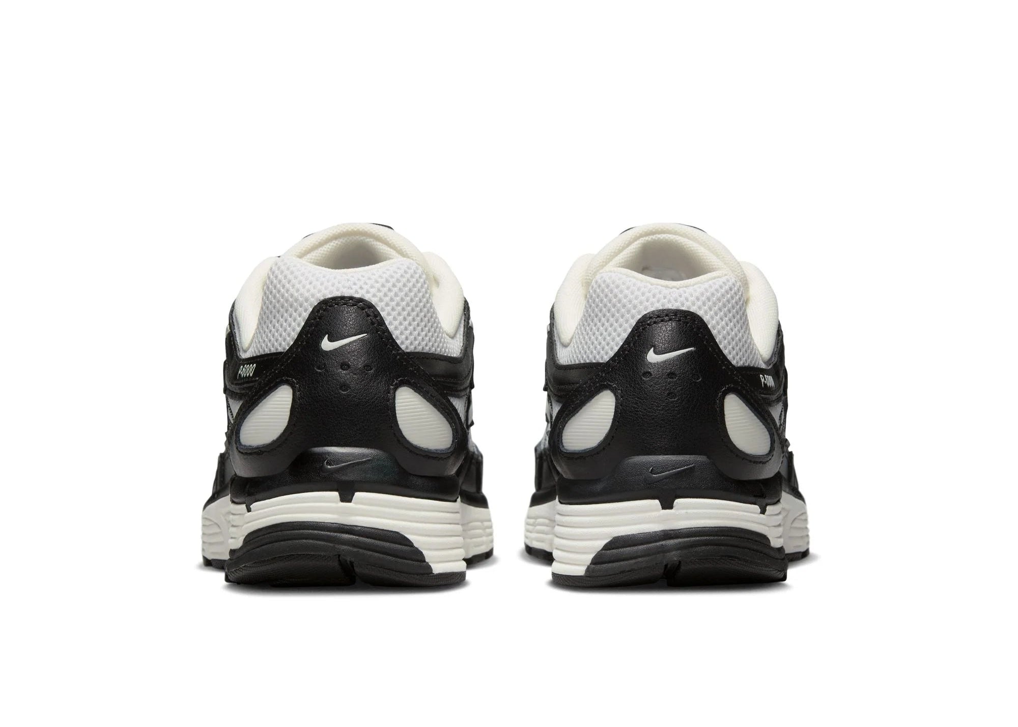 Nike P-6000 Black Muslin Sail noire et beige avec base en mesh, empiècements superposés, détails Sail et silhouette rétro-running Y2K vue de derrière. 