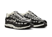 Nike P-6000 Black Muslin Sail noire et beige avec base en mesh, empiècements superposés, détails Sail et silhouette rétro-running Y2K vue de 3/4 face. 
