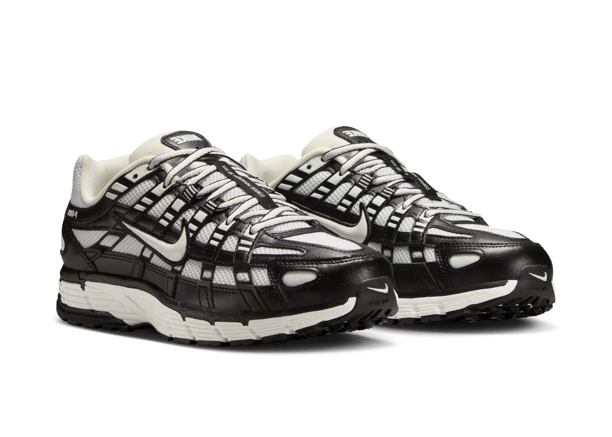 Nike P-6000 Black Muslin Sail noire et beige avec base en mesh, empiècements superposés, détails Sail et silhouette rétro-running Y2K vue de 3/4 face. 