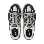 Nike P-6000 Black Muslin Sail noire et beige avec base en mesh, empiècements superposés, détails Sail et silhouette rétro-running Y2K vue du dessus. 
