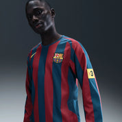 Texte alternatif (alt) :
Nike FC Barcelona 2005 Reissue Replica L/S Jersey, maillot rétro du Barça bleu et grenat à manches longues avec détails jaunes.