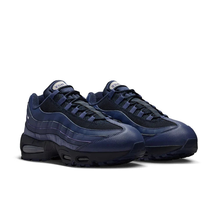 Sneakers Nike Air Max 95 Zip SP Loyal Blue bleues en matières techniques avec zip frontal et amorti Air Max visible. Vue 3/4 face 