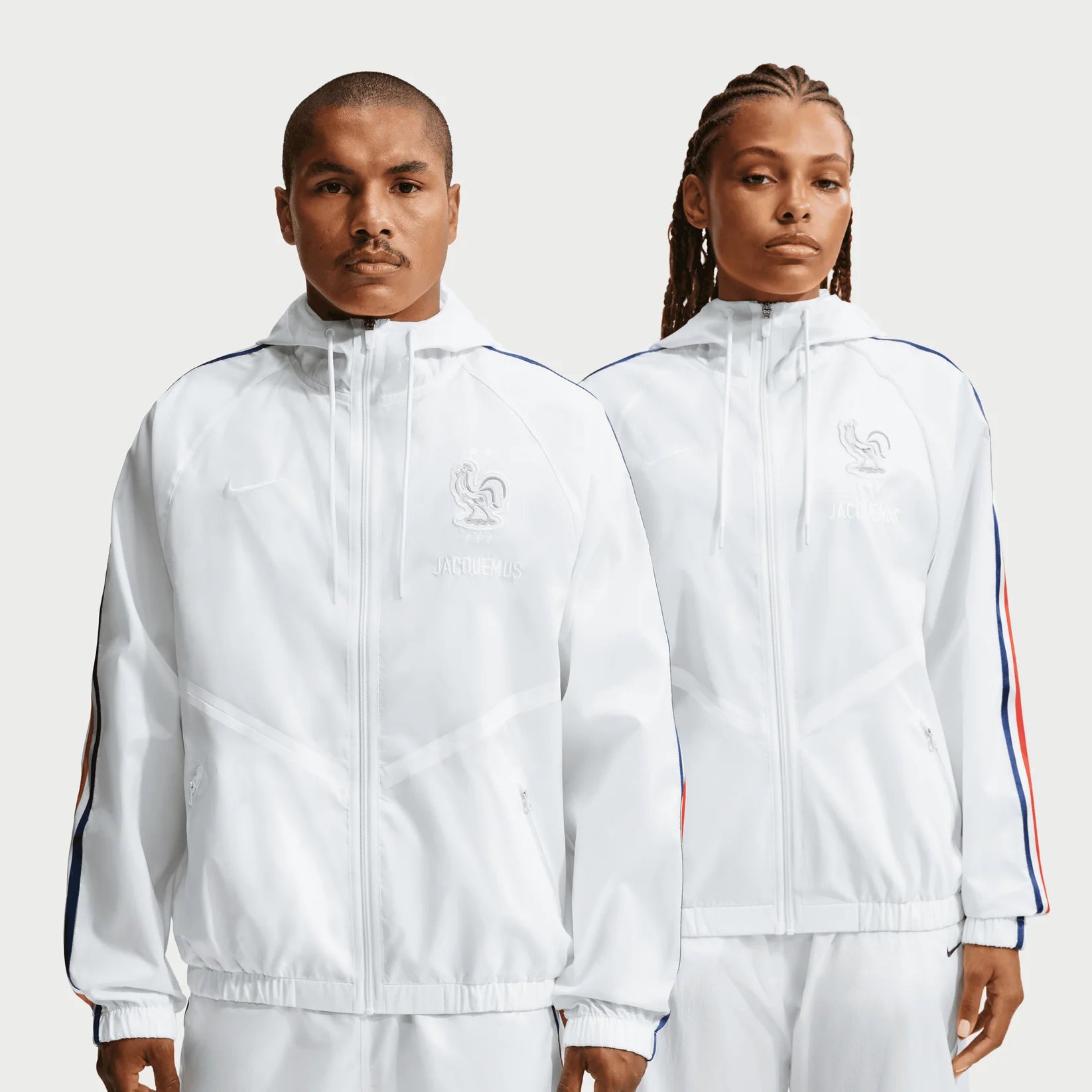 Nike x Jacquemus x France Anthem Track Jacket White, veste Anthem blanche de la collaboration Nike x Jacquemus avec design premium et inspiration Équipe de France.