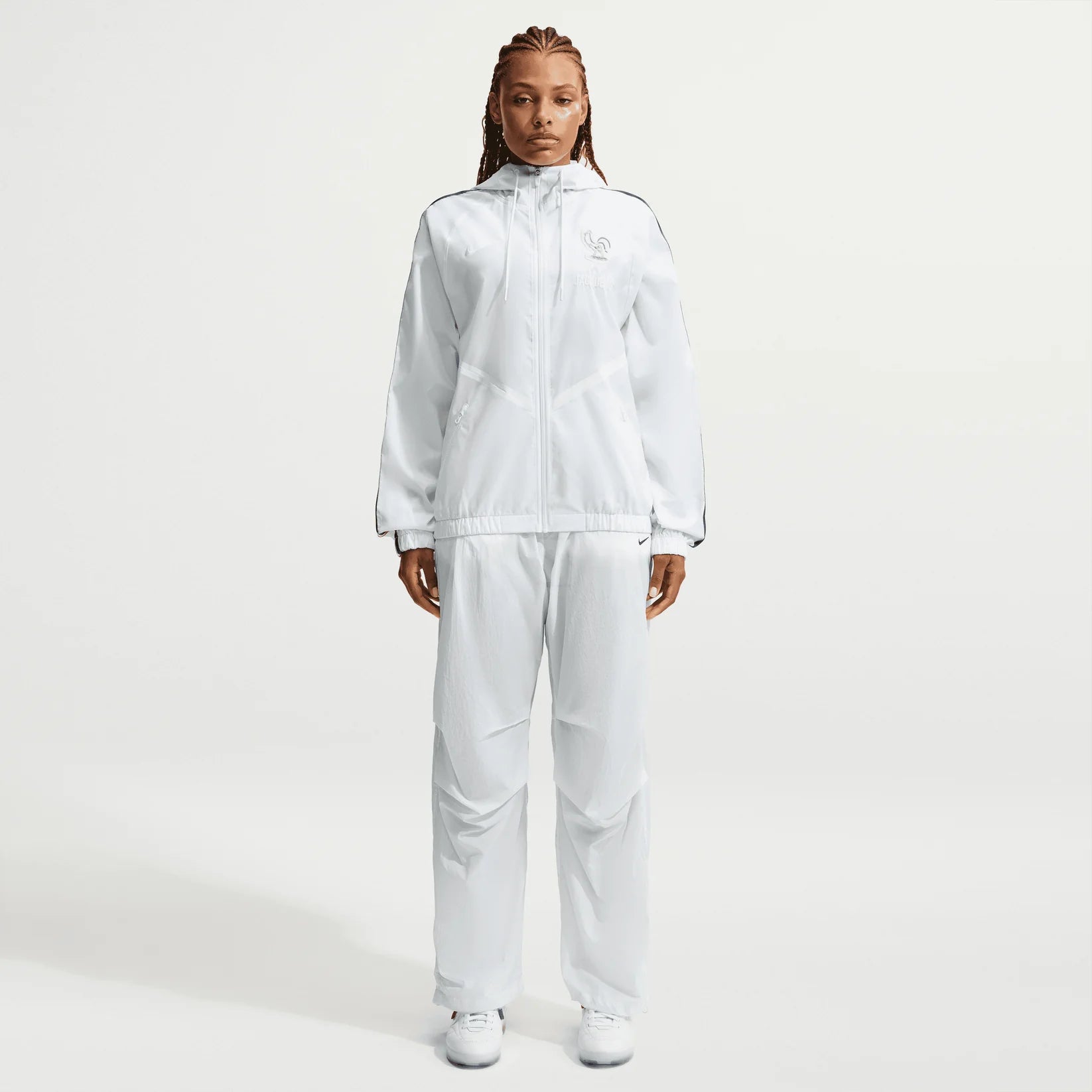 Nike x Jacquemus x France Anthem Track Jacket White, veste Anthem blanche de la collaboration Nike x Jacquemus avec design premium et inspiration Équipe de France.