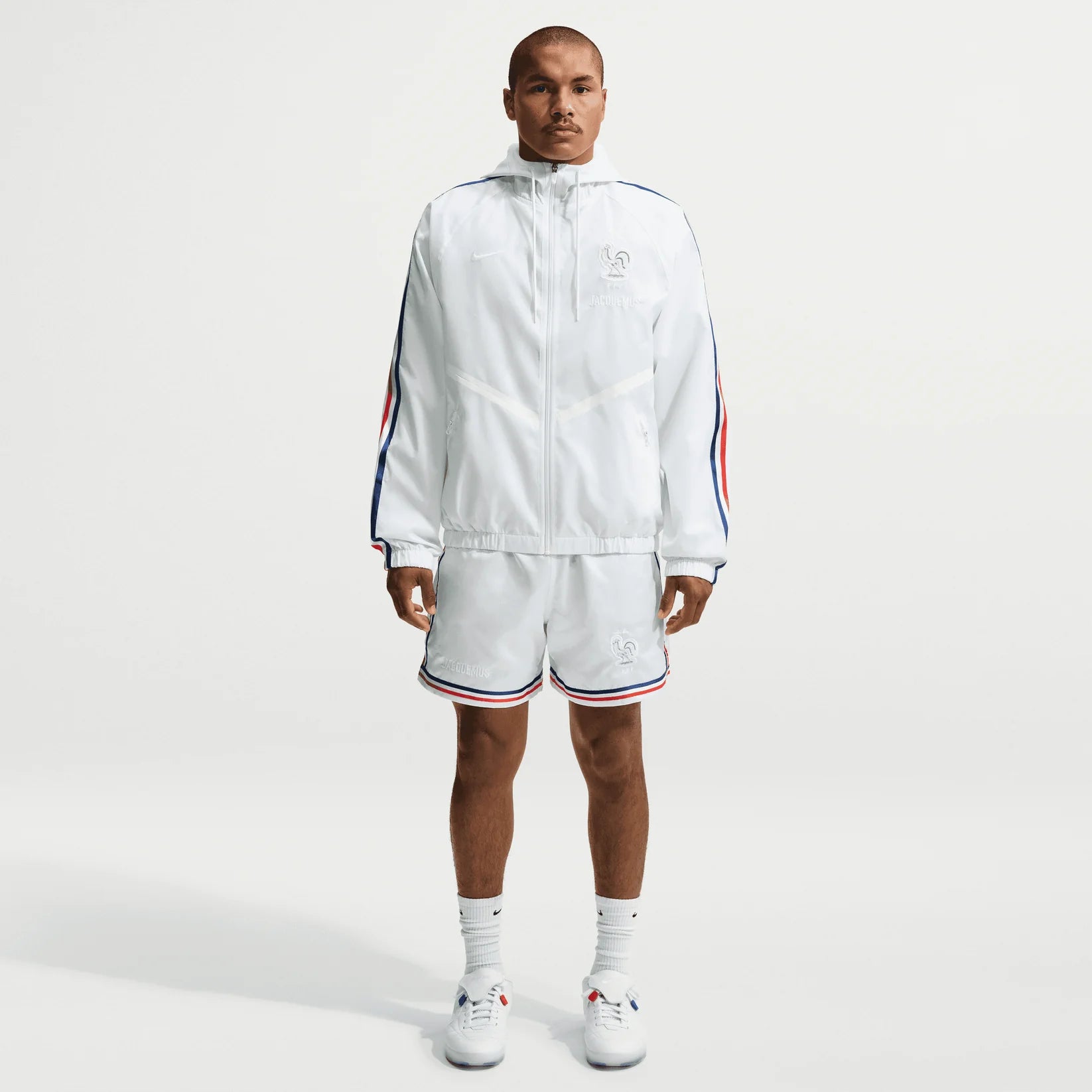 Nike x Jacquemus x France Anthem Track Jacket White, veste Anthem blanche de la collaboration Nike x Jacquemus avec design premium et inspiration Équipe de France.