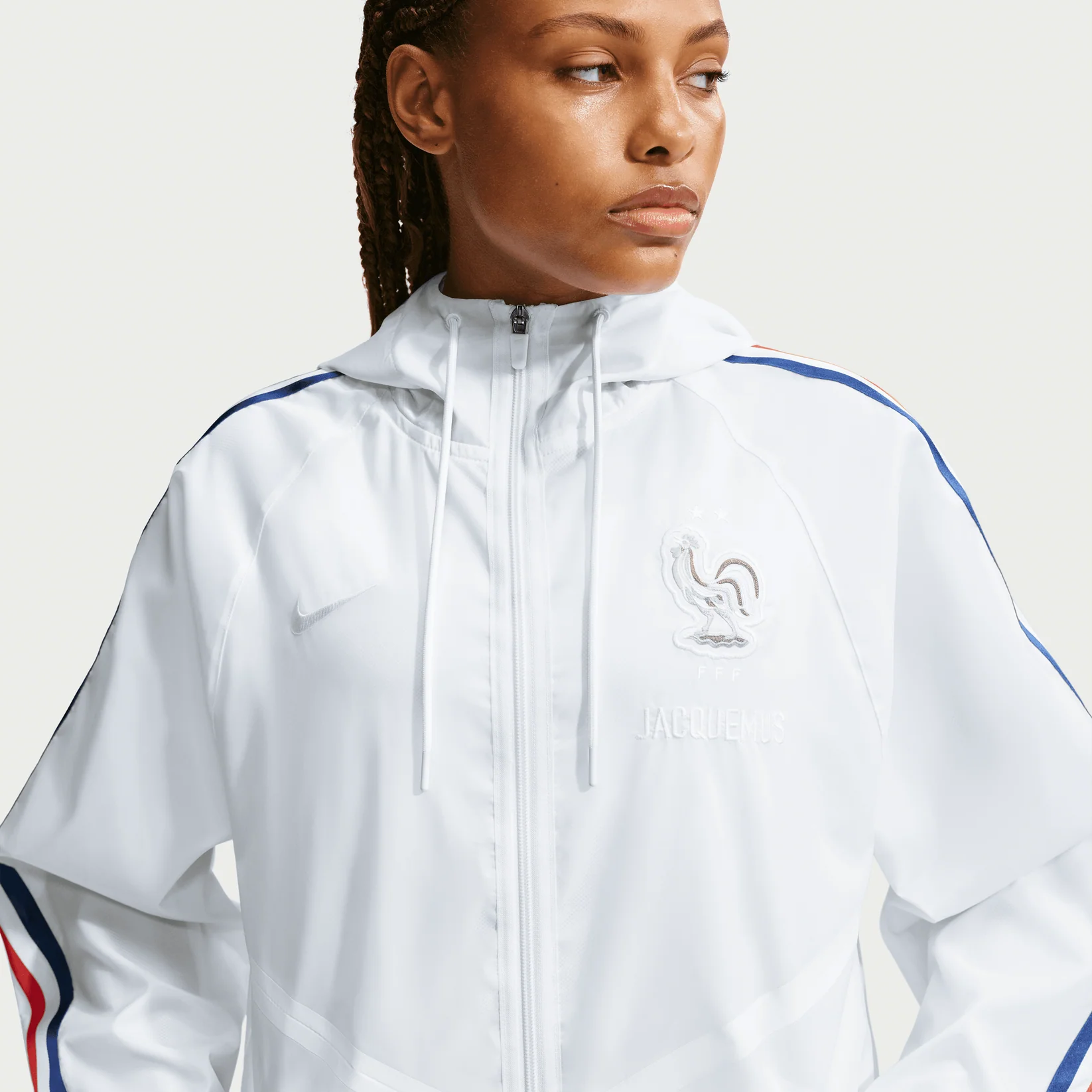 Nike x Jacquemus x France Anthem Track Jacket White, veste Anthem blanche de la collaboration Nike x Jacquemus avec design premium et inspiration Équipe de France.