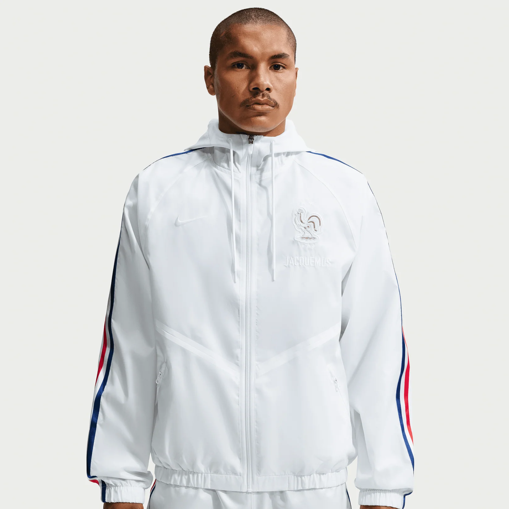 Nike x Jacquemus x France Anthem Track Jacket White, veste Anthem blanche de la collaboration Nike x Jacquemus avec design premium et inspiration Équipe de France.