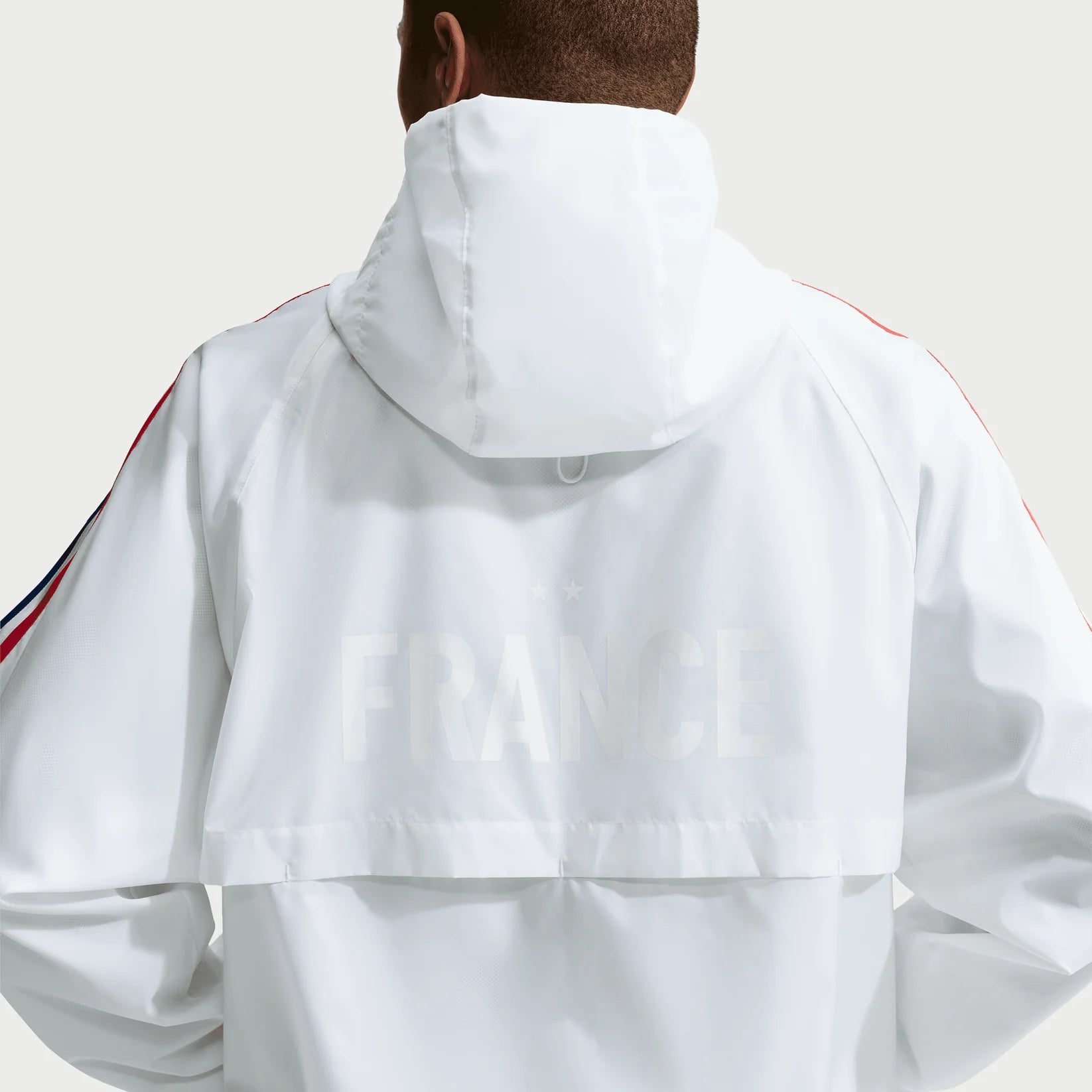 Nike x Jacquemus x France Anthem Track Jacket White, veste Anthem blanche de la collaboration Nike x Jacquemus avec design premium et inspiration Équipe de France.