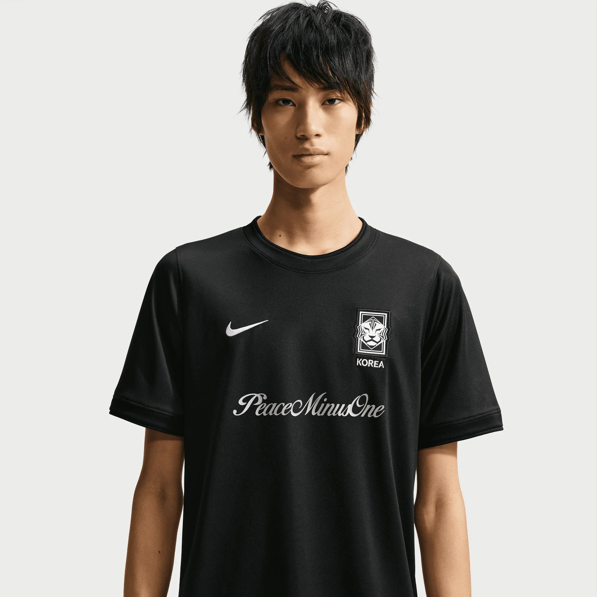 Nike x PEACEMINUSONE Korea KFA X2 Academy Pro Football Top Black en tissu technique noir, technologie Nike Dri-FIT, coupe Academy Pro et détails collaboratifs Korea KFA.