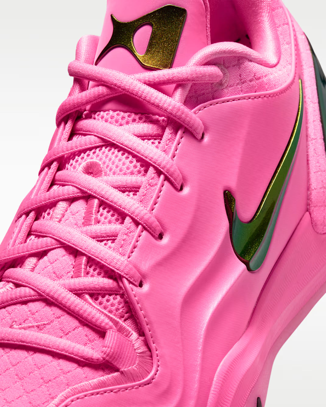 Nike A'Two Pink Beam rose en mesh technique avec amorti Zoom Air et détails signature A'ja Wilson. zoom avant de la chaussure
