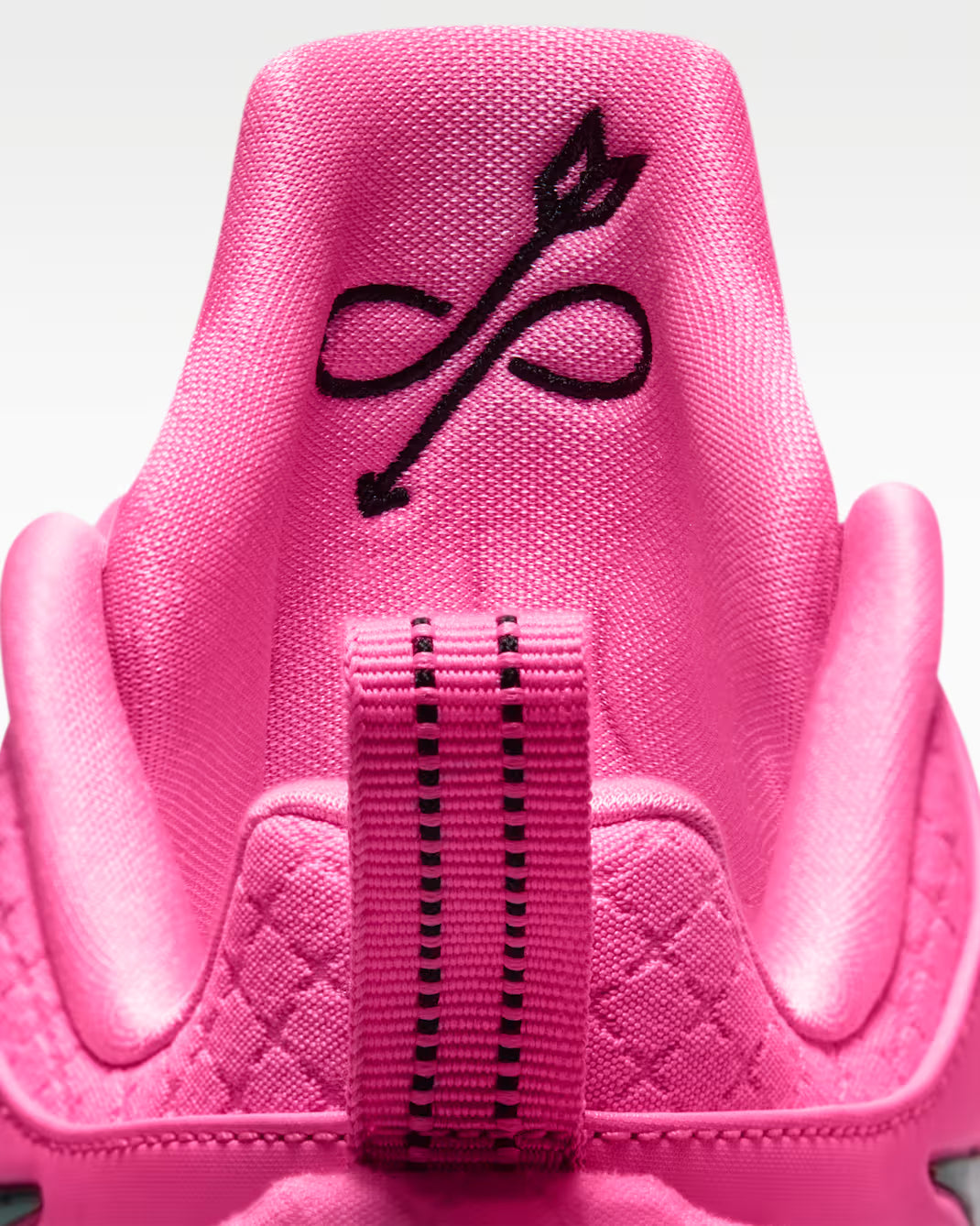 Nike A'Two Pink Beam rose en mesh technique avec amorti Zoom Air et détails signature A'ja Wilson. zoom intérieur de la languette