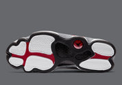 Air Jordan 13 Retro Gym Red Flint Grey DJ5982-600 en cuir blanc, Durabuck Flint Grey et mesh réfléchissant Gym Red.