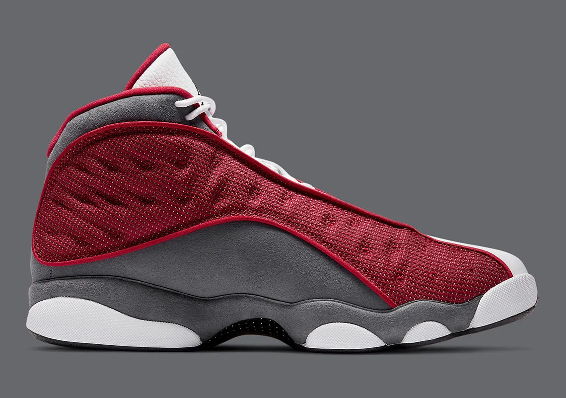 Air Jordan 13 Retro Gym Red Flint Grey DJ5982-600 en cuir blanc, Durabuck Flint Grey et mesh réfléchissant Gym Red.