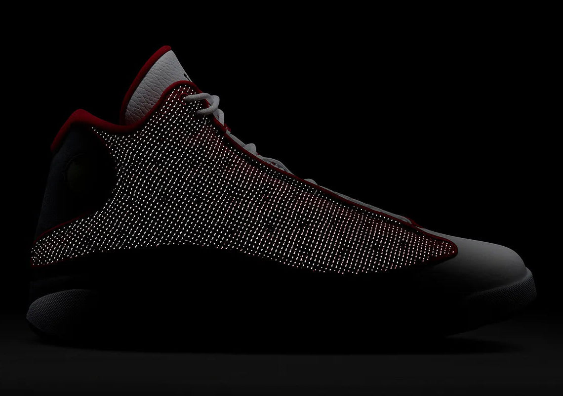 Air Jordan 13 Retro Gym Red Flint Grey DJ5982-600 en cuir blanc, Durabuck Flint Grey et mesh réfléchissant Gym Red.