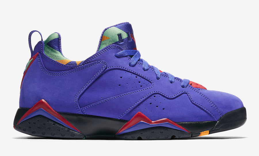 Air Jordan 7 Retro Low Bright Concord AR4422-407 en suède violet avec détails Tourmaline, Midas Gold et Crimson sur silhouette basse vue de profil. 
