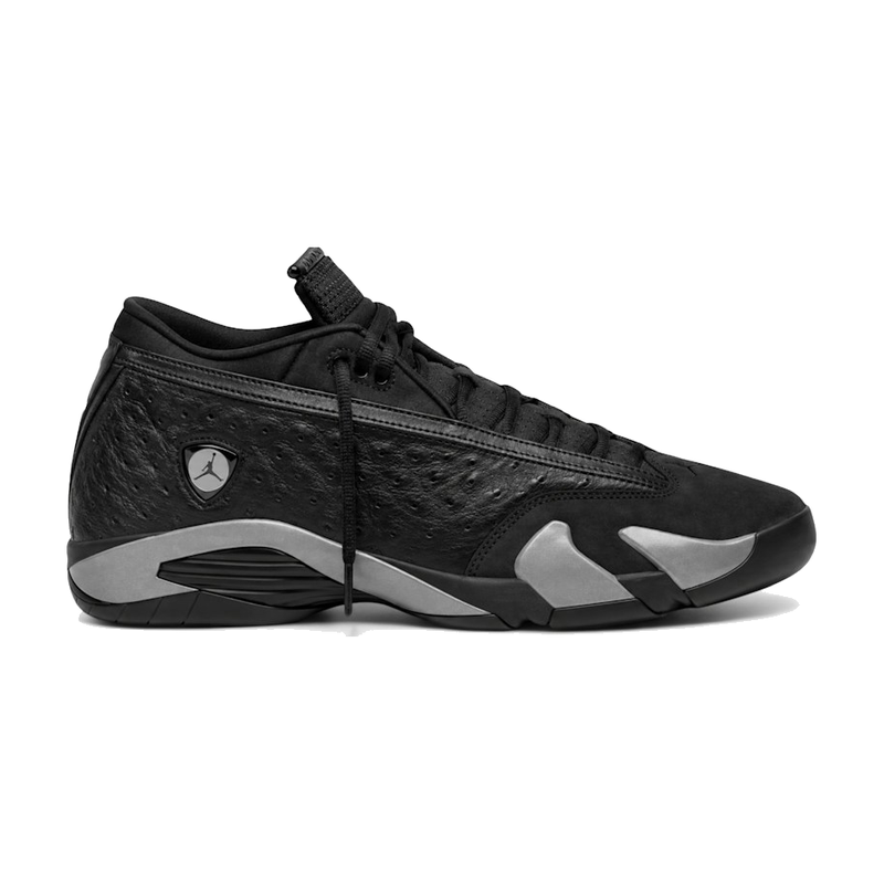 Air Jordan 14 Retro Low Black Pack IZ3884-001 en noir et Off Noir avec silhouette basse, panneaux profilés et semelle sculptée.