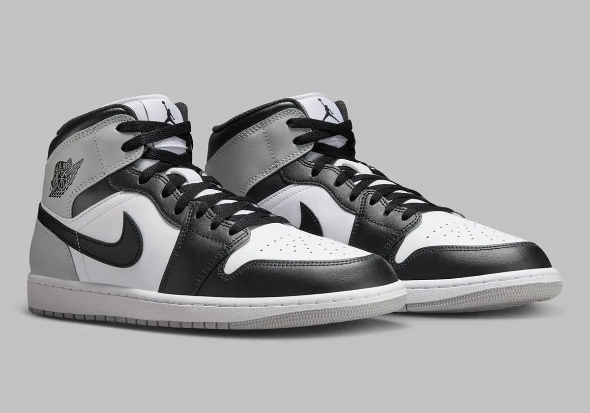 Chaussure de ville Air Jordan 1 Mid Barons   , noir , blanc , gris , semelle confortable , vu de 3/4