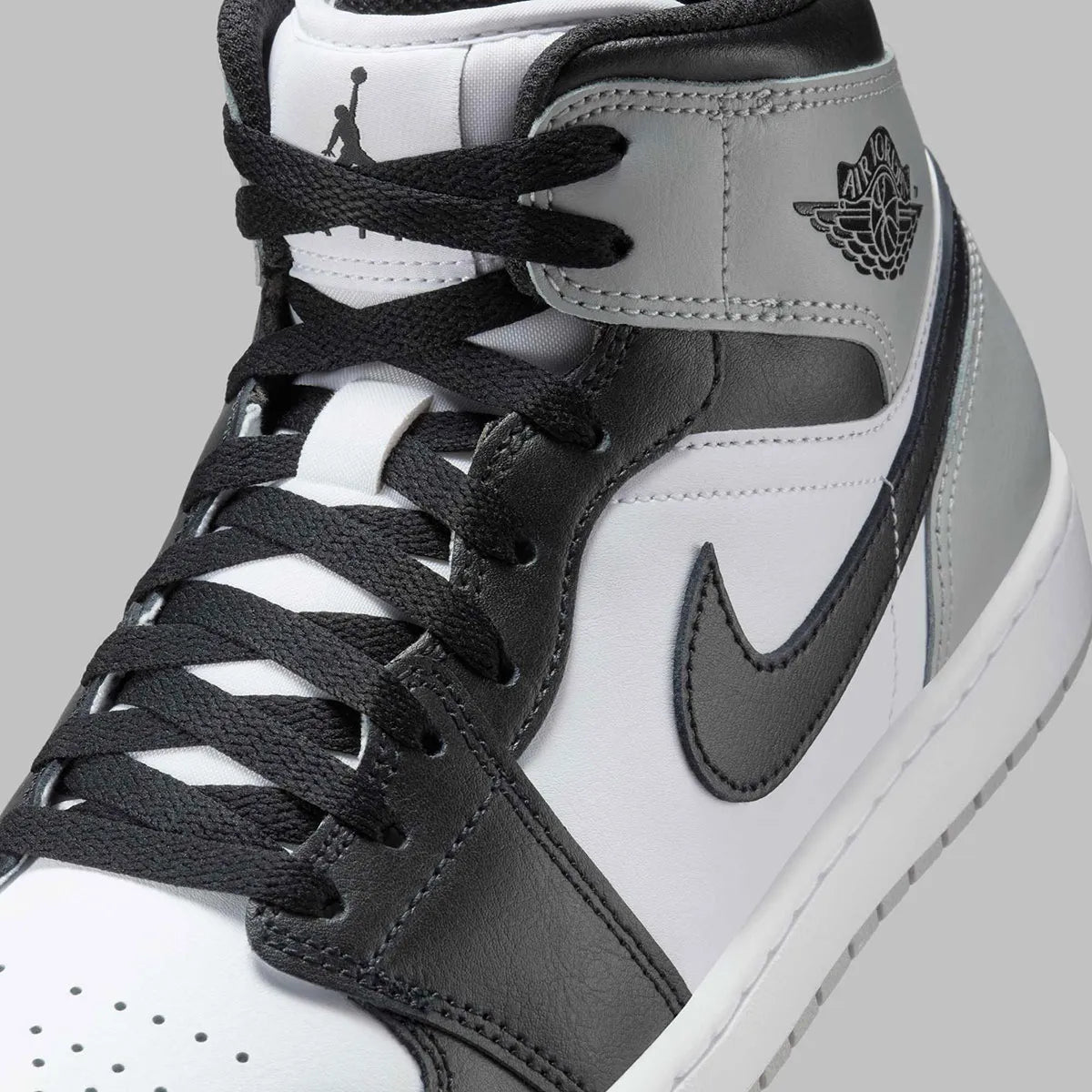Chaussure de ville Air Jordan 1 Mid Barons   , noir , blanc , gris , semelle confortable , vu de coté