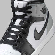 Chaussure de ville Air Jordan 1 Mid Barons   , noir , blanc , gris , semelle confortable , vu de coté
