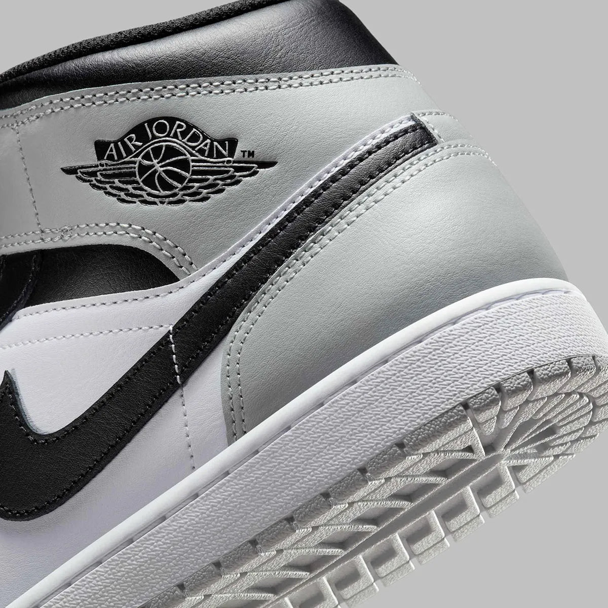 Chaussure de ville Air Jordan 1 Mid Barons   , noir , blanc , gris , semelle confortable , vu de coté