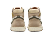 Sneaker Air Jordan 1 Retro High OG Khaki en cuir premium beige et blanc avec logo Wings et semelle Air classique.