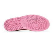 Sneaker Air Jordan 1 Low Travis Scott Sail Tropical Pink en cuir premium blanc cassé et rose avec Reverse Swoosh et semelle Air OG.