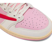 Sneaker Air Jordan 1 Low Travis Scott Sail Tropical Pink en cuir premium blanc cassé et rose avec Reverse Swoosh et semelle Air OG.