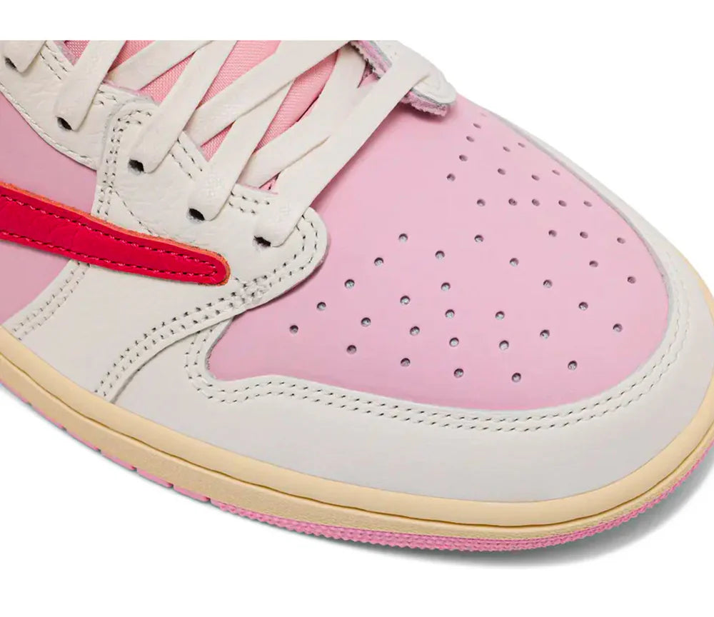 Sneaker Air Jordan 1 Low Travis Scott Sail Tropical Pink en cuir premium blanc cassé et rose avec Reverse Swoosh et semelle Air OG.