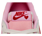 Sneaker Air Jordan 1 Low Travis Scott Sail Tropical Pink en cuir premium blanc cassé et rose avec Reverse Swoosh et semelle Air OG.