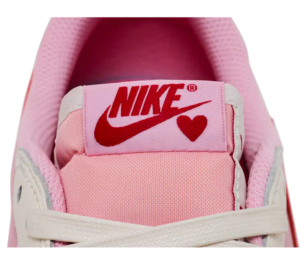 Sneaker Air Jordan 1 Low Travis Scott Sail Tropical Pink en cuir premium blanc cassé et rose avec Reverse Swoosh et semelle Air OG.