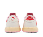 Sneaker Air Jordan 1 Low Travis Scott Sail Tropical Pink en cuir premium blanc cassé et rose avec Reverse Swoosh et semelle Air OG.