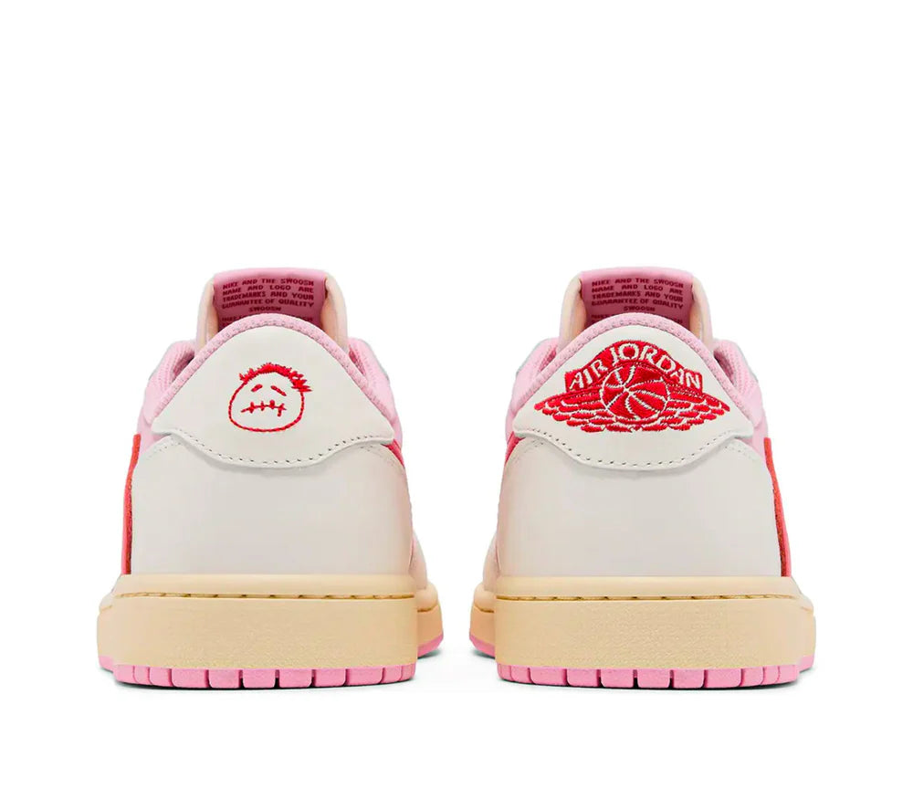 Sneaker Air Jordan 1 Low Travis Scott Sail Tropical Pink en cuir premium blanc cassé et rose avec Reverse Swoosh et semelle Air OG.