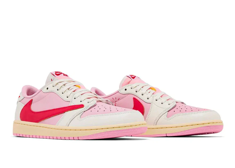Sneaker Air Jordan 1 Low Travis Scott Sail Tropical Pink en cuir premium blanc cassé et rose avec Reverse Swoosh et semelle Air OG.