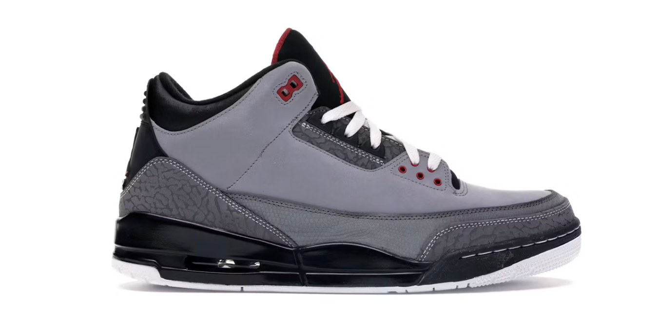 Air Jordan 3 Retro Stealth 136064-003 en nubuck gris avec Elephant Print, accents rouges, lacets blancs, semelle noire et unité Nike Air visible.