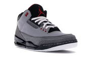 Air Jordan 3 Retro Stealth 136064-003 en nubuck gris avec Elephant Print, accents rouges, lacets blancs, semelle noire et unité Nike Air visible.