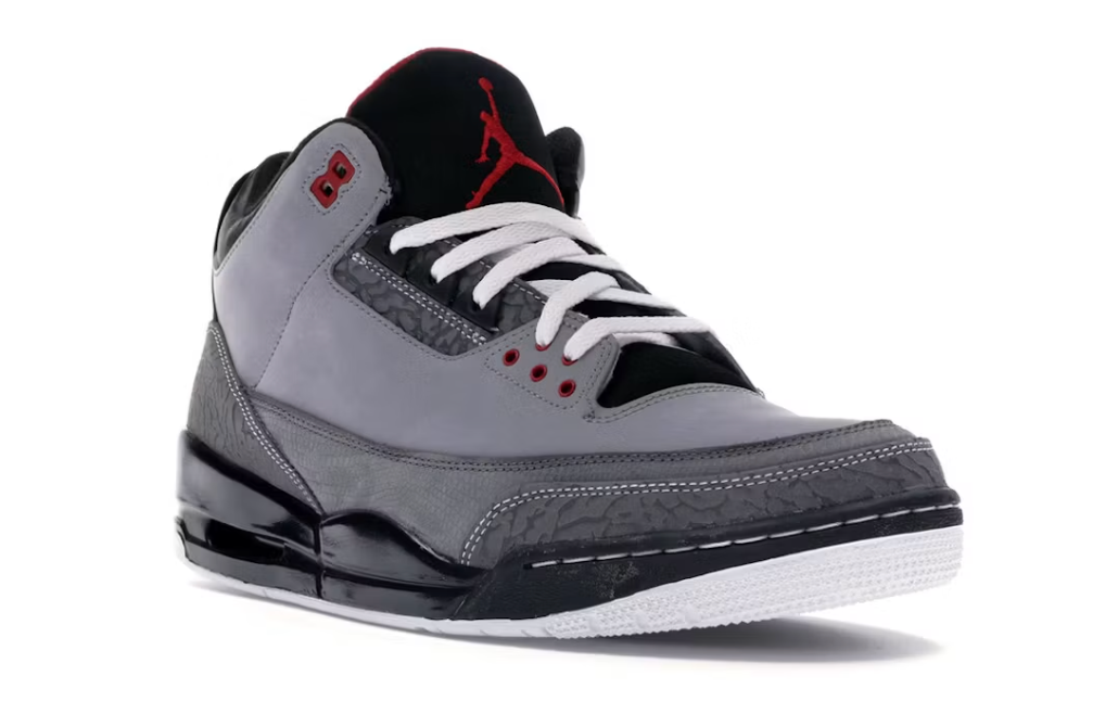 Air Jordan 3 Retro Stealth 136064-003 en nubuck gris avec Elephant Print, accents rouges, lacets blancs, semelle noire et unité Nike Air visible.