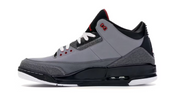 Air Jordan 3 Retro Stealth 136064-003 en nubuck gris avec Elephant Print, accents rouges, lacets blancs, semelle noire et unité Nike Air visible.