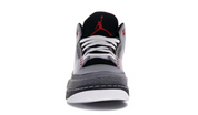 Air Jordan 3 Retro Stealth 136064-003 en nubuck gris avec Elephant Print, accents rouges, lacets blancs, semelle noire et unité Nike Air visible.