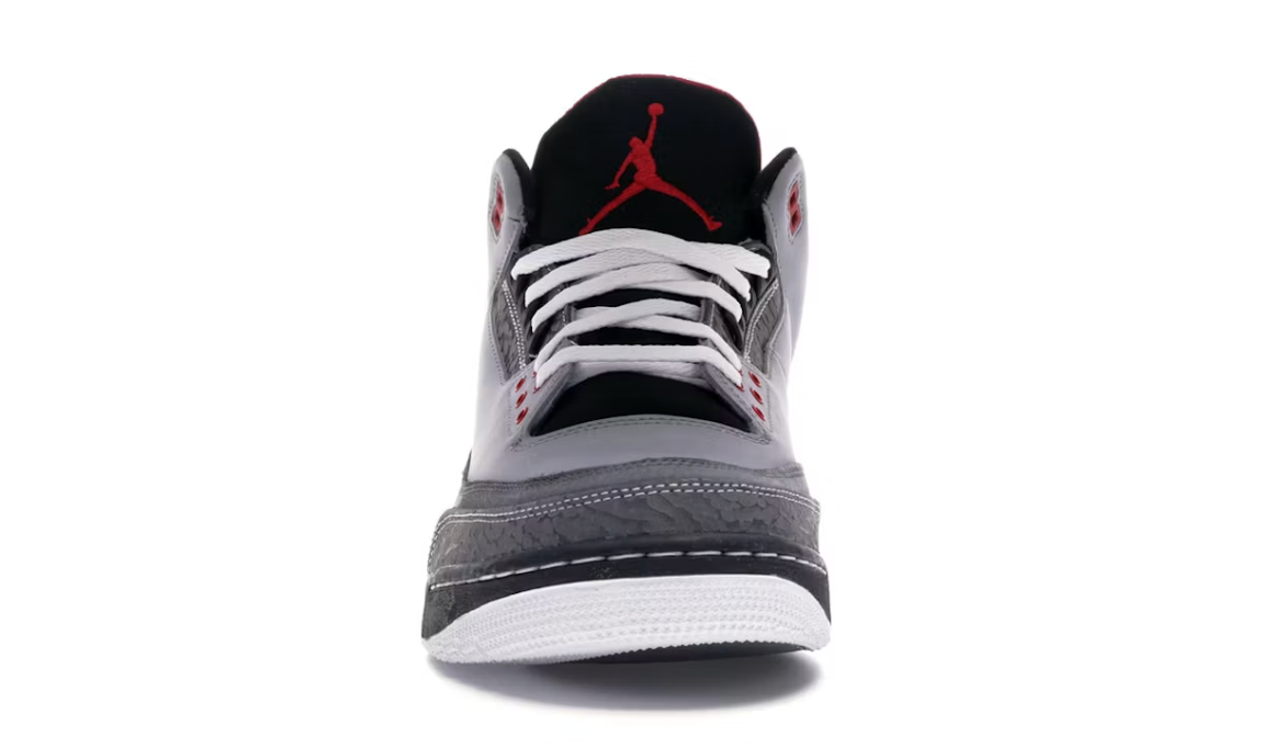 Air Jordan 3 Retro Stealth 136064-003 en nubuck gris avec Elephant Print, accents rouges, lacets blancs, semelle noire et unité Nike Air visible.