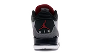 Air Jordan 3 Retro Stealth 136064-003 en nubuck gris avec Elephant Print, accents rouges, lacets blancs, semelle noire et unité Nike Air visible.