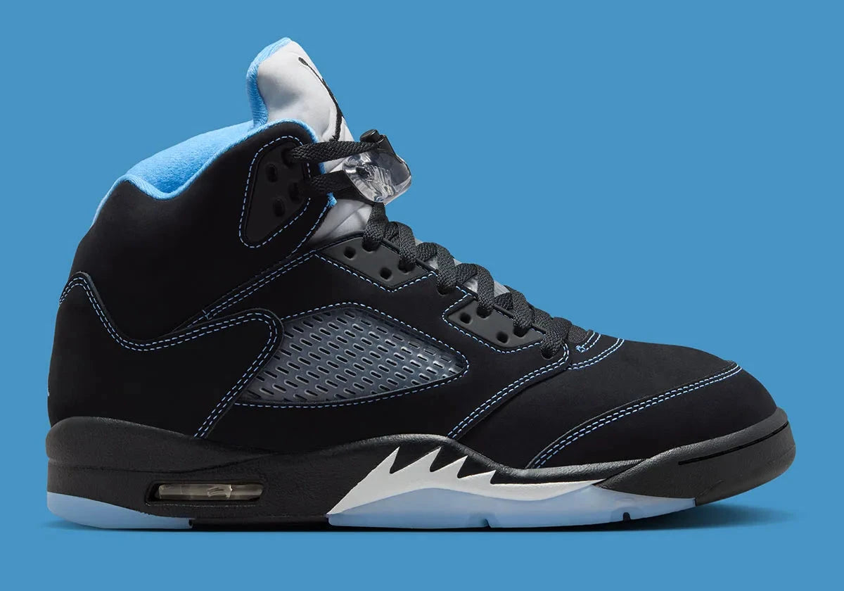 Air Jordan 5 Retro Black University Blue 2026 en nubuck noir avec accents bleus, languette réfléchissante et unité Air visible au talon.