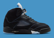 Air Jordan 5 Retro Black University Blue 2026 en nubuck noir avec accents bleus, languette réfléchissante et unité Air visible au talon.