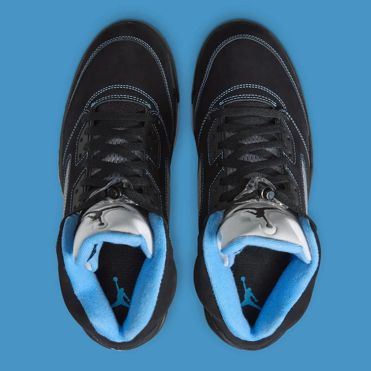 Air Jordan 5 Retro Black University Blue 2026 en nubuck noir avec accents bleus, languette réfléchissante et unité Air visible au talon.